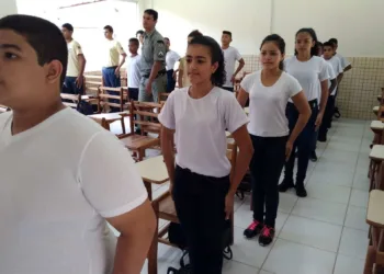 Colégio Tiradentes inicia ano letivo com orientações de supervisores militares