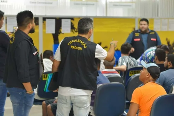 Procon fiscaliza e multa agências bancárias por demora em atendimento