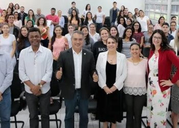 Com recursos de emenda de Angelim Ufac entrega equipamentos de enfermagem