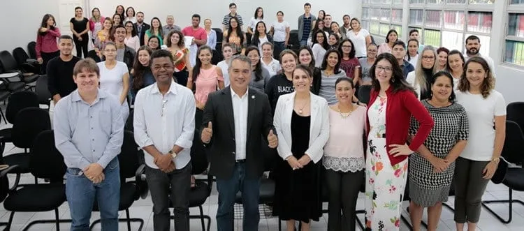 Com recursos de emenda de Angelim Ufac entrega equipamentos de enfermagem