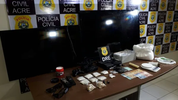 Polícia Civil prende 2 por tráfico e apreende meio quilo de drogas e um Honda Civic