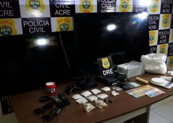 Polícia Civil prende 2 por tráfico e apreende meio quilo de drogas e um Honda Civic