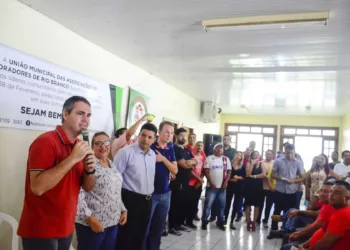 Líderes comunitários homenageiam prefeito Marcus Alexandre