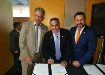 Alan Rick participa de assinatura para implantação da Faculdade de Medicina em Cruzeiro do Sul