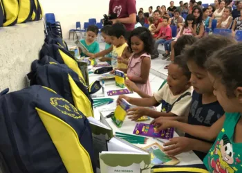 Crianças recebem kits pedagógicos da LBV em Rio Branco
