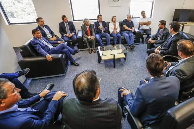 Governadores, acompanhados pela senadora Gleisi Hoffmann, durante encontro com o superintendente da Polícia Federal do Paraná (FOTO/ Ricardo Stuckert Instituto Lula)