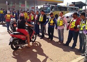 Após morte de colega, mototaxistas realizam manifestação em Rio Branco