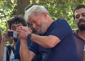 Manifestações marcam a tentativa de prisão do ex-presidente Lula em São Bernardo Campo