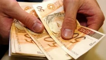Bolsonaro anuncia aumento do salário-mínimo para R$ 1.100