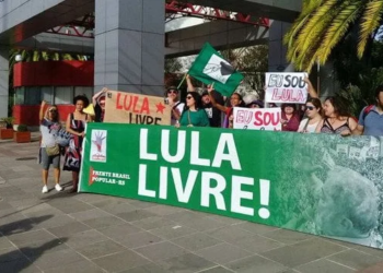 Moro é recebido aos gritos de golpista na PUC/RS