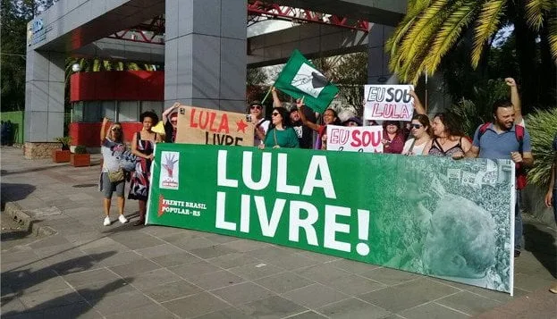 Moro é recebido aos gritos de golpista na PUC/RS