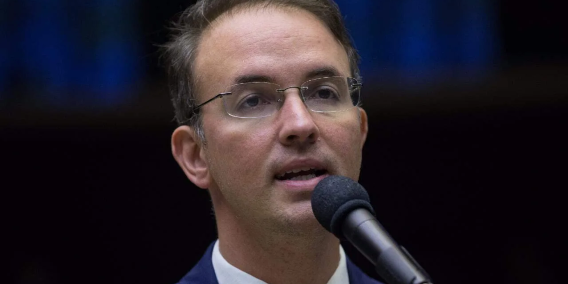 Leo de Brito apresenta projeto que garante vagas gratuitas para jovens também no transporte aéreo