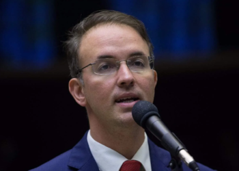 Leo de Brito apresenta projeto que garante vagas gratuitas para jovens também no transporte aéreo