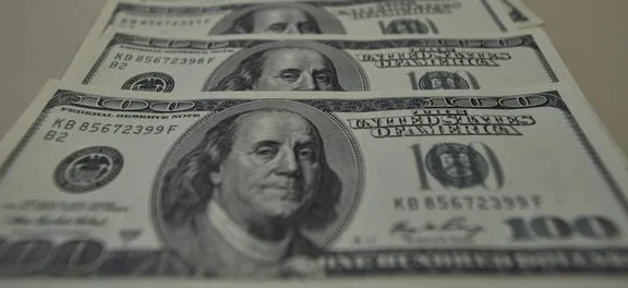 Dólar passa de R$ 3,40 e fecha no maior valor em 16 meses; bolsa tem queda