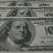 Dólar passa de R$ 3,40 e fecha no maior valor em 16 meses; bolsa tem queda