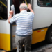 Idoso arremessado para fora do ônibus em movimento deverá ser indenizado