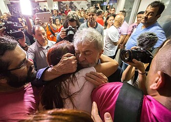 Prazo para Lula se apresentar à PF termina; ex-presidente continua em sindicato