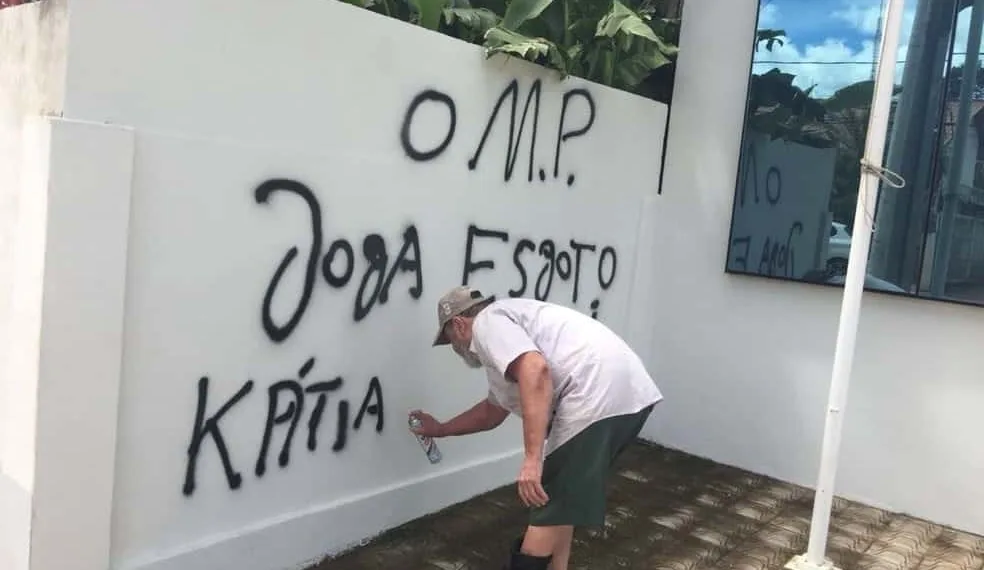 Homem picha muro do MPE e denuncia por órgão jogar esgoto em seu terreno