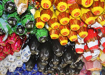 RECIFE,PE,10.03.2016:OVOS-PÁSCOA - Venda de ovos de Páscoa em Jaboatão de Guararapes, região metropolitana de Recife (PE), nesta quinta-feira (10). De acordo com o IPCA, o índice oficial de inflação, o preço de barras e bombons de chocolate subiu 13,2% nos últimos 12 meses. Com isso, a estratégia da indústria foi reduzir o tamanho dos ovos de Páscoa. Em 2015, esses produtos tinham em média 196 g, peso que caiu cerca de 5% neste ano, segundo estimativa da Abicab (associação do setor de chocolates). (Foto: Marlon Costa/Futura Press/Folhapress)