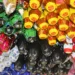 RECIFE,PE,10.03.2016:OVOS-PÁSCOA - Venda de ovos de Páscoa em Jaboatão de Guararapes, região metropolitana de Recife (PE), nesta quinta-feira (10). De acordo com o IPCA, o índice oficial de inflação, o preço de barras e bombons de chocolate subiu 13,2% nos últimos 12 meses. Com isso, a estratégia da indústria foi reduzir o tamanho dos ovos de Páscoa. Em 2015, esses produtos tinham em média 196 g, peso que caiu cerca de 5% neste ano, segundo estimativa da Abicab (associação do setor de chocolates). (Foto: Marlon Costa/Futura Press/Folhapress)