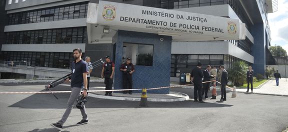 Curitiba- Movimentação de jornalistas na  sede da Policia Federal , aguardando a chegada do ex-presidente Luiz Inácio Lula da Silva (Marcello Casal Jr/Agência Brasil)