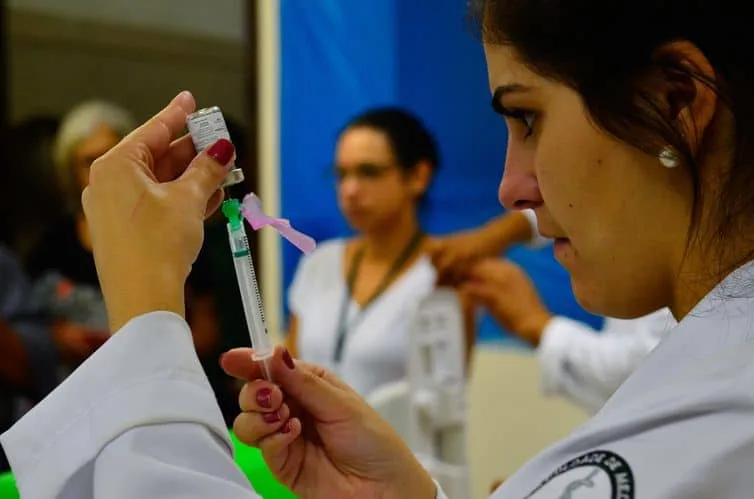 São Paulo - Vacinação dos profissionais de saúde contra H1N1 no Hospital das Clínicas (Rovena Rosa/Agência Brasil)