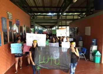 Durante protesto estudantes carregaram faixas com a palavra luto e vestiram preto (Foto Ana Clara Menezes Arquivo Pessoal)