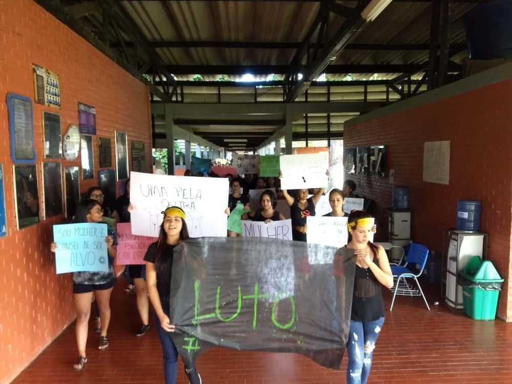 Durante protesto estudantes carregaram faixas com a palavra luto e vestiram preto (Foto Ana Clara Menezes Arquivo Pessoal)