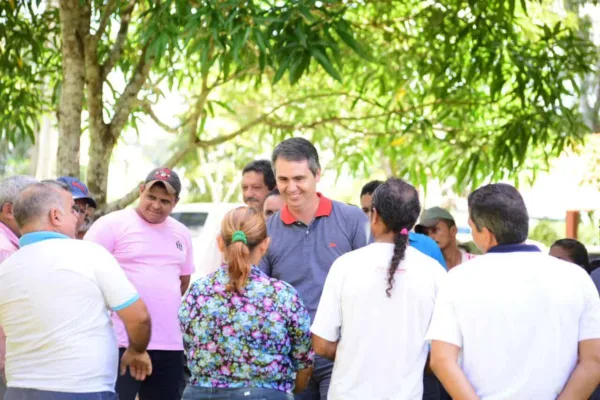 Marcus Alexandre visita Capixaba e reúne com moradores da Alcoobrás