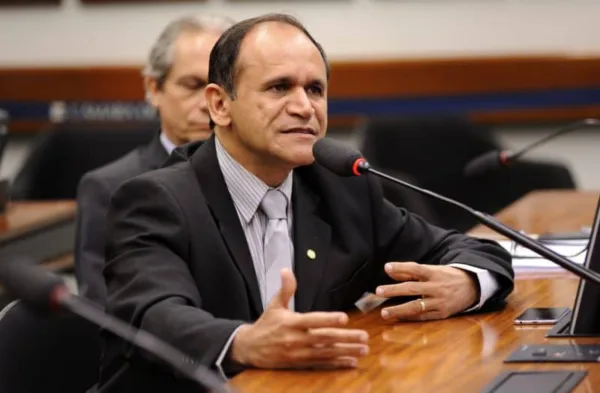 Após passar mal devido um pico de pressão, ex-deputado Moisés Diniz segue internado no Huerb