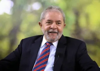 Um mês após prisão, pesquisa aponta Lula com o dobro dos votos de Bolsonaro