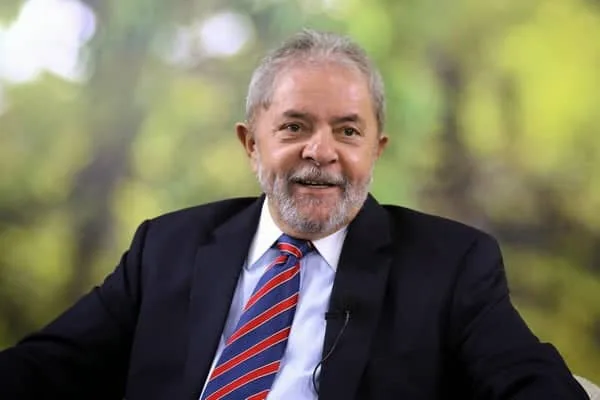 Um mês após prisão, pesquisa aponta Lula com o dobro dos votos de Bolsonaro