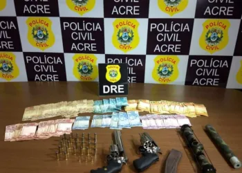 Polícia prende dois homens com armas, munições e mais de R$ 5 mil em dinheiro