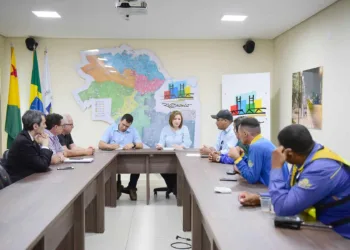 Prefeita Socorro Neri se reúne com representantes de taxistas e mototaxistas