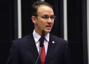 Na justificativa do requerimento, o deputado Leo de Brito argumenta que um estudo realizado pela USP com a ONG Conectas Direitos Humanos concluiu que o governo Bolsonaro bloqueou medidas de combate à Covid-19 (Foto: Assessoria)