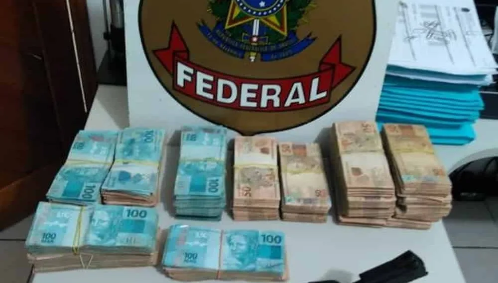 PF apreende arma com munição e quase R$ 150 mil em barco no Rio Juruá