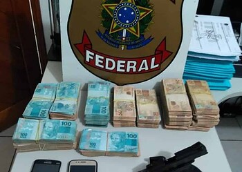 PF apreende arma com munição e quase R$ 150 mil em barco no Rio Juruá