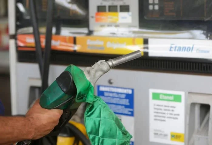 Governo Federal volta a falar em medidas para conter alta da gasolina