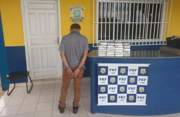 PRF-AC apreende 25 kg de cocaína em fundo falso de banco de carro e condutor é preso