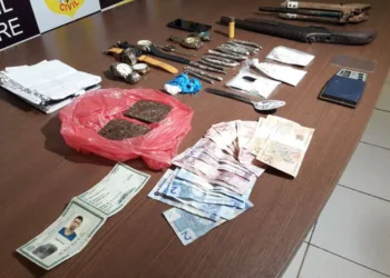 Polícia Civil prende foragido com armas de fogo e drogas na Vila Betel