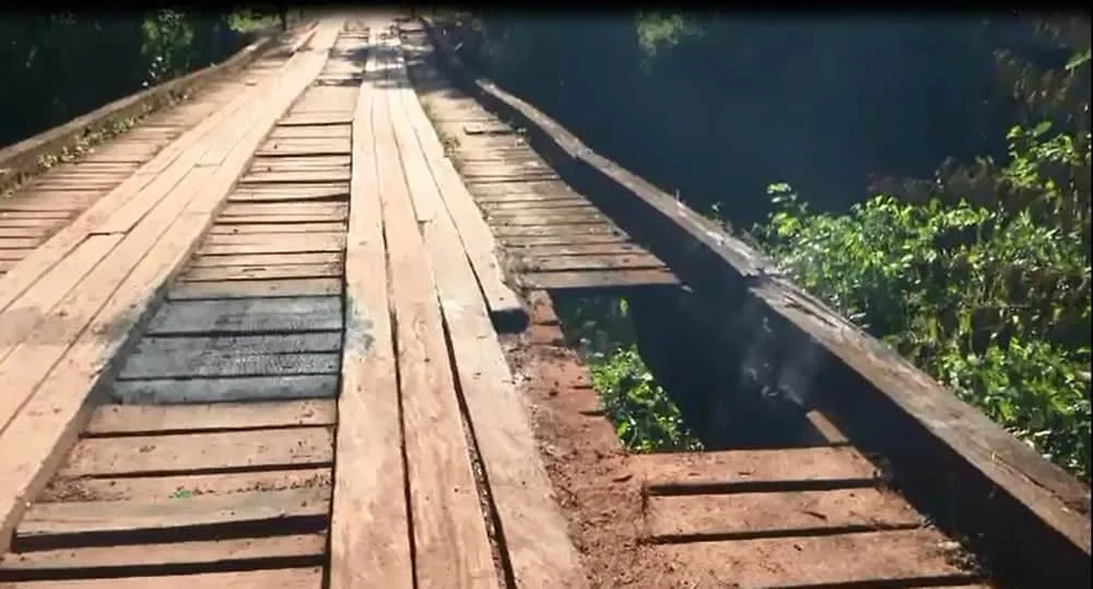 Ponte sobre o Igarapé Redenção é parcialmente incendiada em Rio Branco