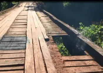 Ponte sobre o Igarapé Redenção é parcialmente incendiada em Rio Branco