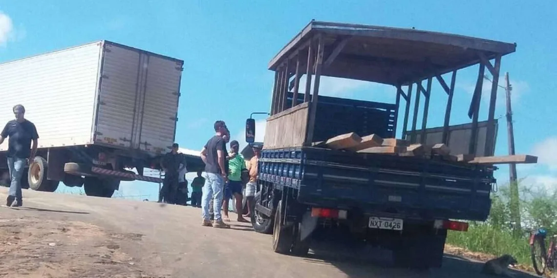 Madeira estava sendo transportada em caminhão da prefeitura de Rodrigues Alves (Foto Arquivo pessoal)