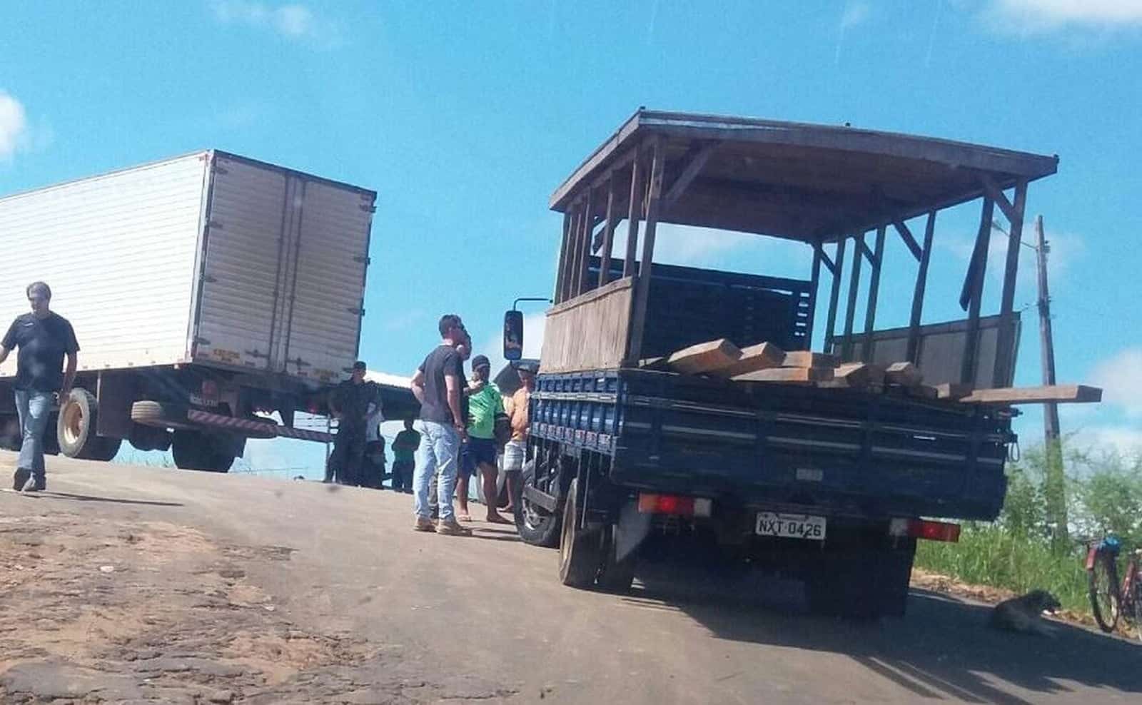 Madeira estava sendo transportada em caminhão da prefeitura de Rodrigues Alves (Foto Arquivo pessoal)