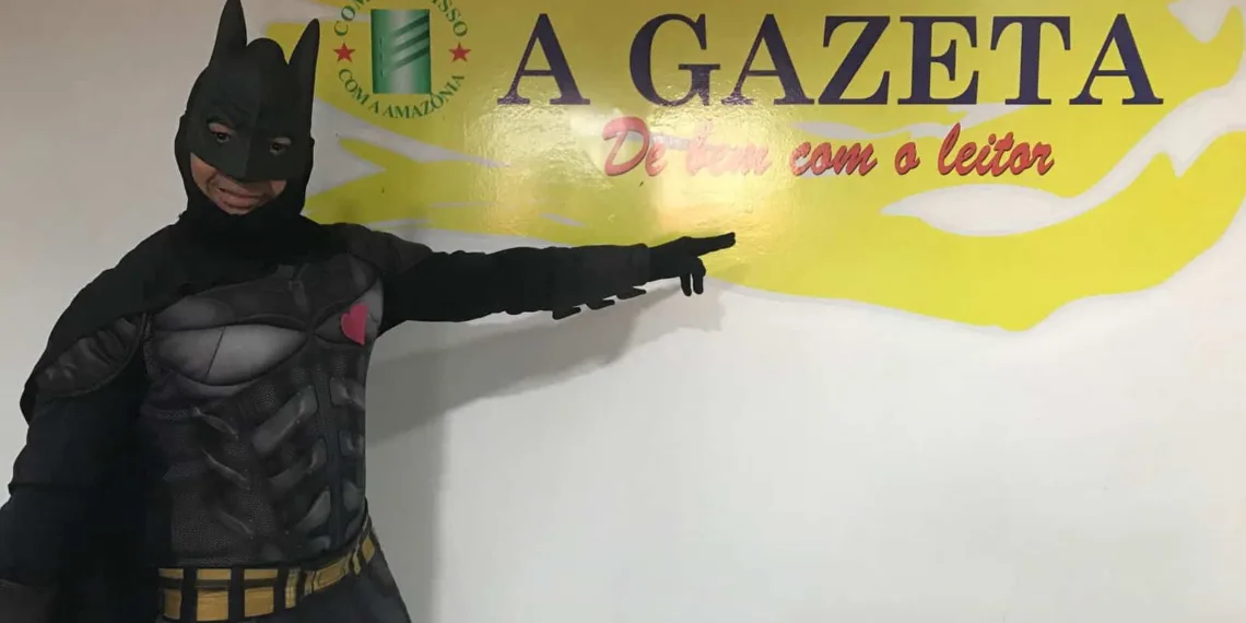Garoto propaganda de lojas, Batman faz sucesso nas ruas de Rio Branco