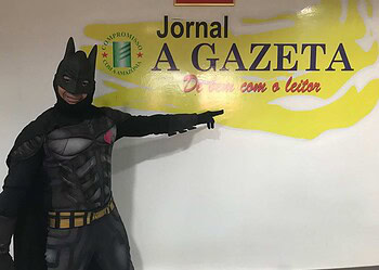 Garoto propaganda de lojas, Batman faz sucesso nas ruas de Rio Branco