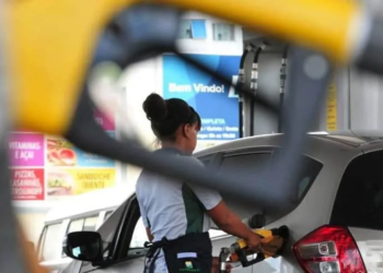 Petrobras sobe preço para distribuidoras, e gasolina se aproxima de R$ 5 na Capital