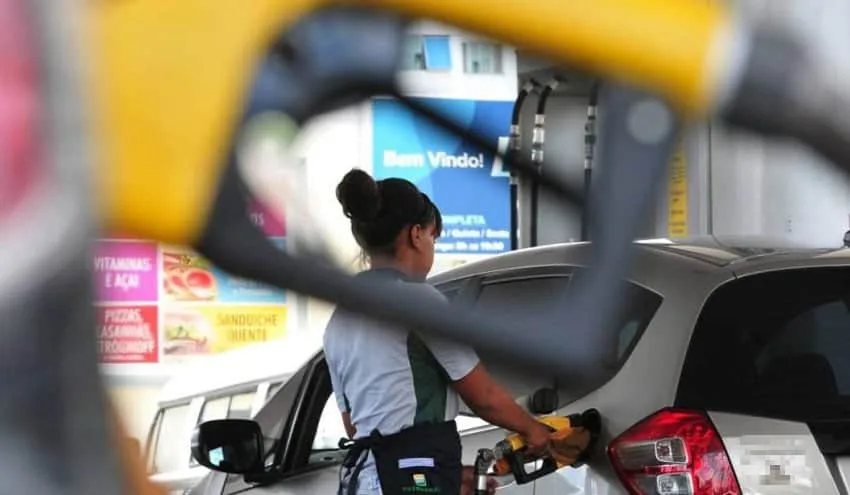 Petrobras sobe preço para distribuidoras, e gasolina se aproxima de R$ 5 na Capital