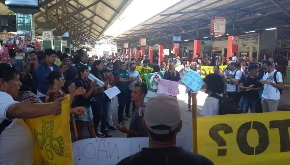 Protesto contra aumento da passagem de ônibus interdita Terminal Urbano