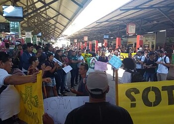Protesto contra aumento da passagem de ônibus interdita Terminal Urbano